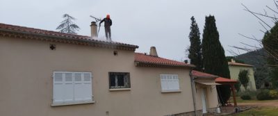 Couvreur Fréjus démoussage de toiture