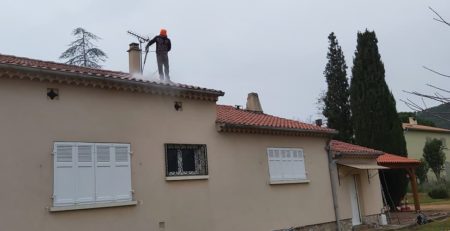 Couvreur Fréjus démoussage de toiture